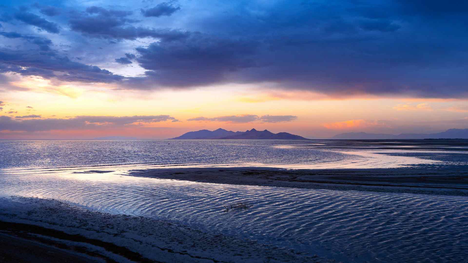 美国犹他州大盐湖日落泥滩海滩